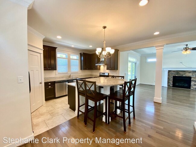 Building Photo - 3 br, 3.5 bath House - 4450 Lookout Road #B