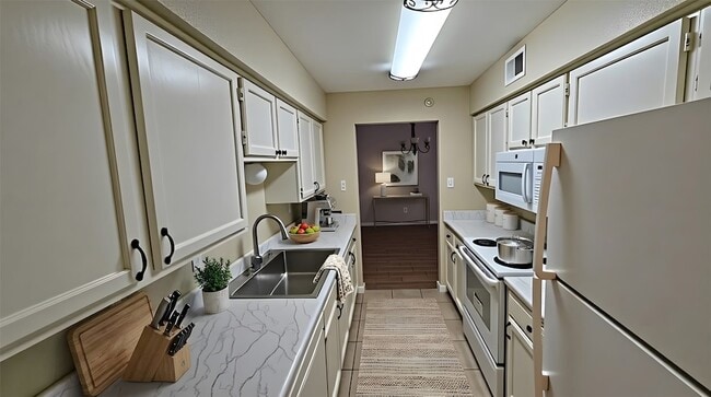 Building Photo - 7400 Bellerive Dr