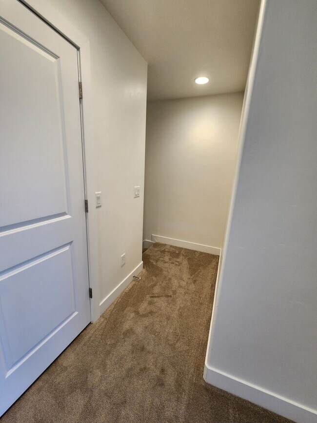 Building Photo - Beautiful Modern Townhome with Spacious La...
