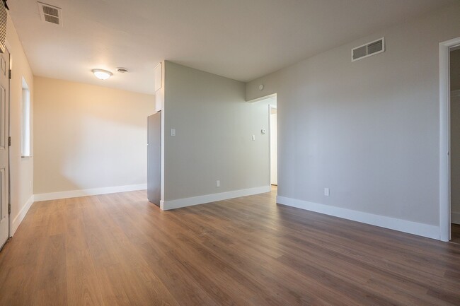 Building Photo - 733-743-743 E Wilbeth Rd