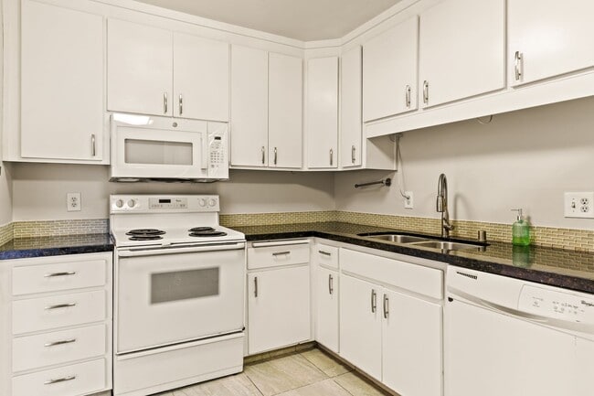 Building Photo - Utilities Paid! Modern 2 Bed Condo on the Water! Live by the Bay