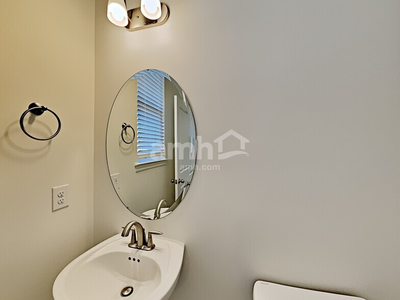 Building Photo - 5048 Trailwater Dr