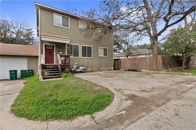 Building Photo - Duplex 11 Bedrooms 6 Baths Available August 2025