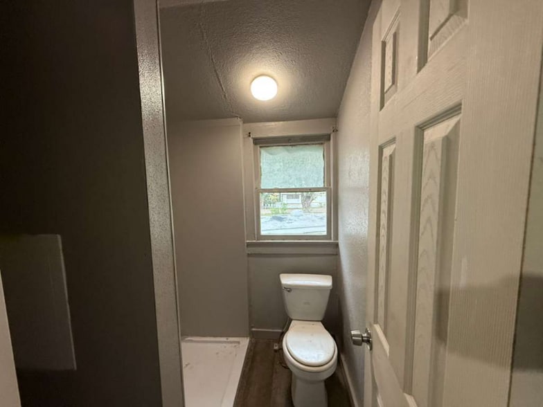 Building Photo - 613 N Eye St