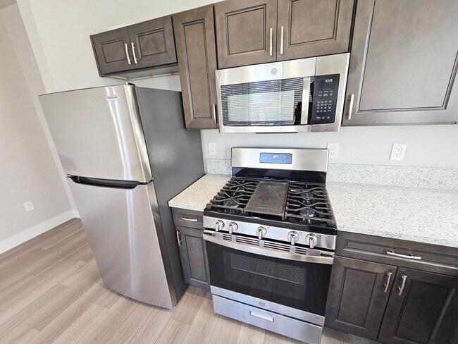 Building Photo - **Nearly new 1-Bedroom Midtown Apartment for Rent**