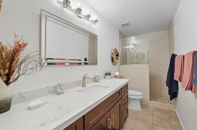 Building Photo - Welcome to this stunning 2-bedroom, 2-bath...