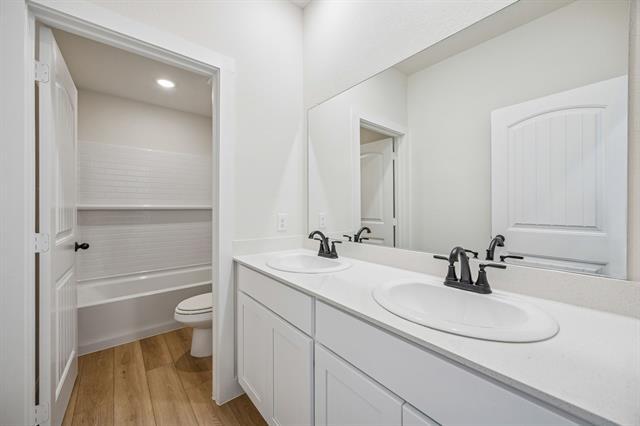 Building Photo - 2900 Woodbrook Dr