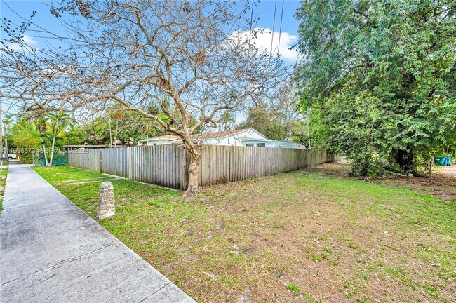 Building Photo - 1280 NE 115th St