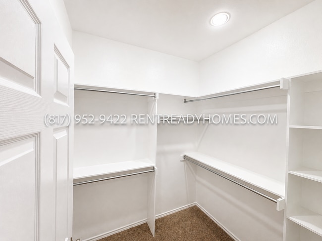 Building Photo - 4901 Lakeside Dr