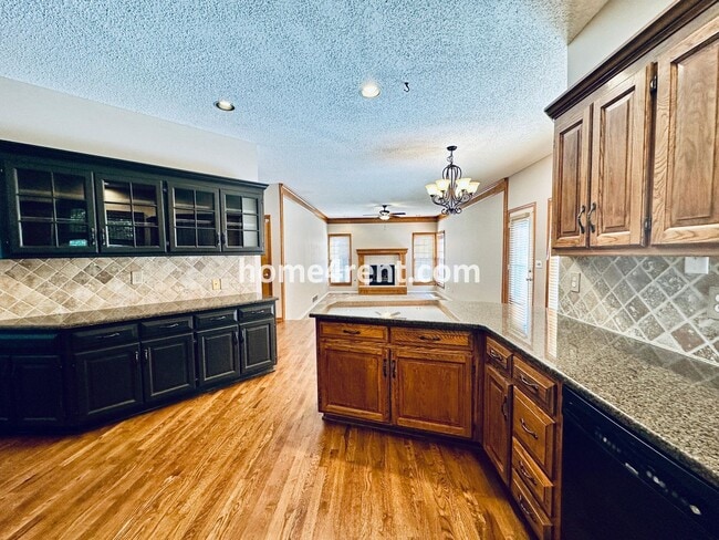 Building Photo - Beautiful, Spacious Home w/ Open Floor Pla...