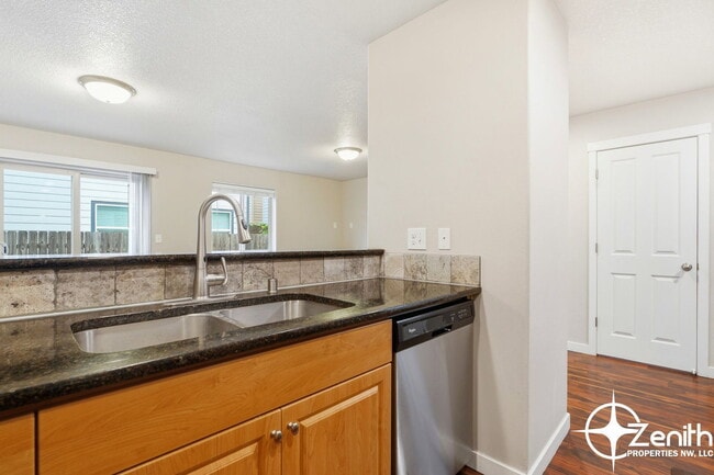 Building Photo - 5618 NE 74th Ct