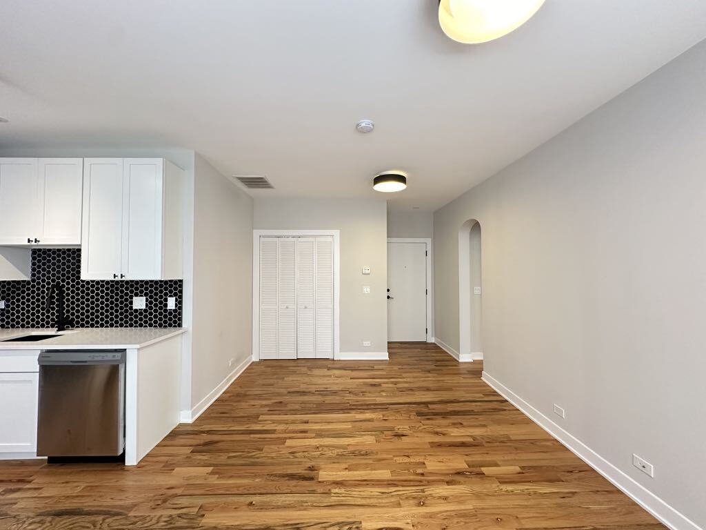 Building Photo - 643 W Wrightwood Ave