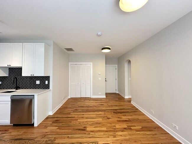 Building Photo - 659 W Wrightwood Ave