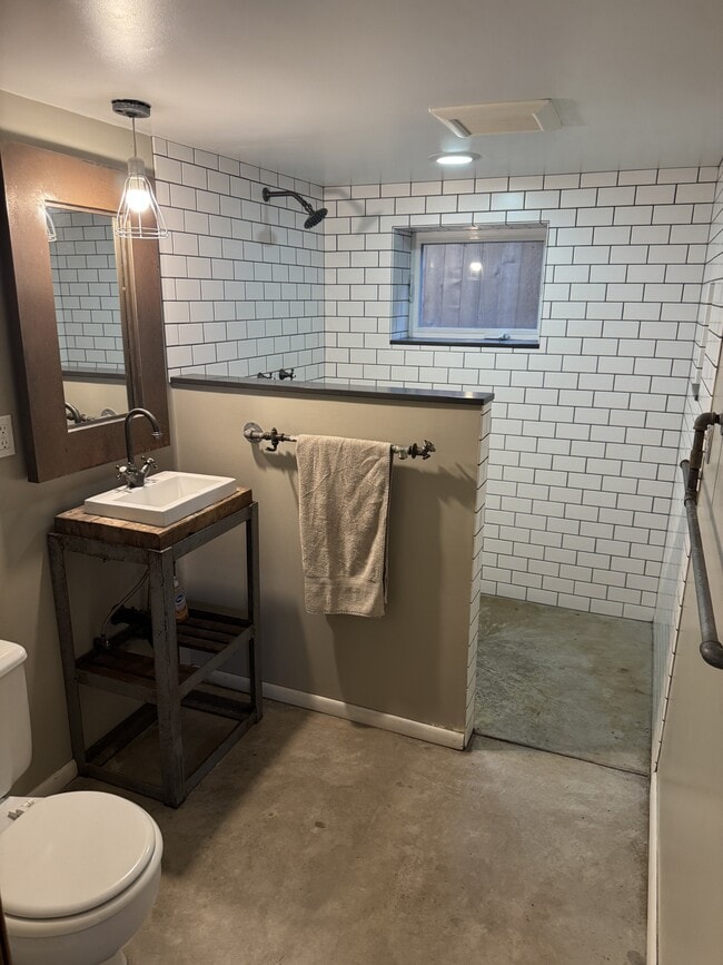 Building Photo - 410 NE 56th Ave