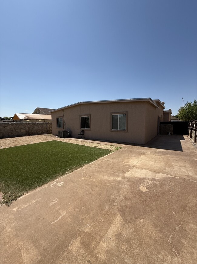 Building Photo - 14345 Desert Sage Dr