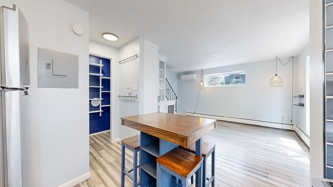 Building Photo - Adorable 2bd/1.5bth Townhome w/1 reserved parking space