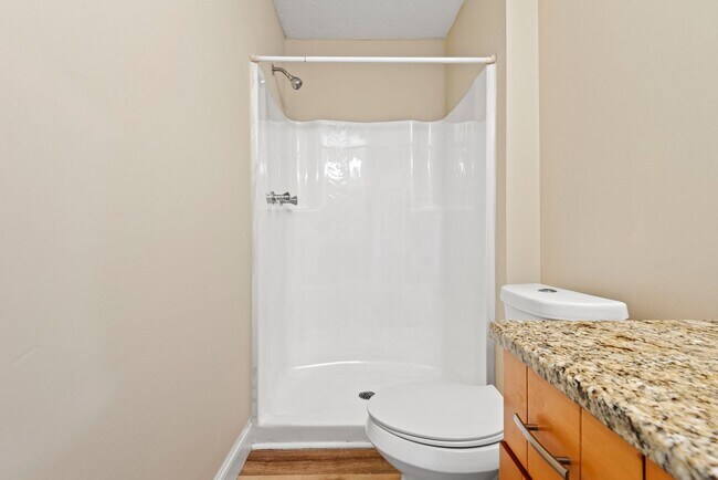 Building Photo - Lovely 2 Bedroom End Unit Townhome in NE R...