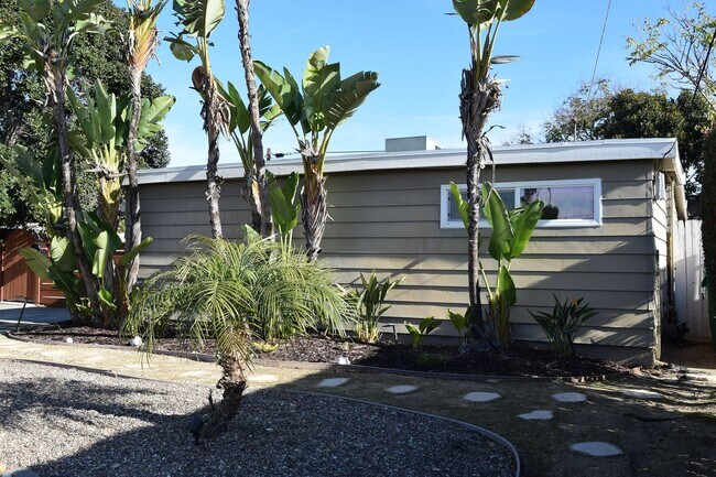 Building Photo - 3BR 2BA San Carlos Home - Vinyl Flooring, ...
