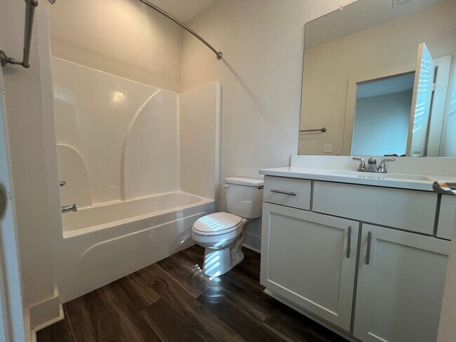 Building Photo - 547 N Ross St