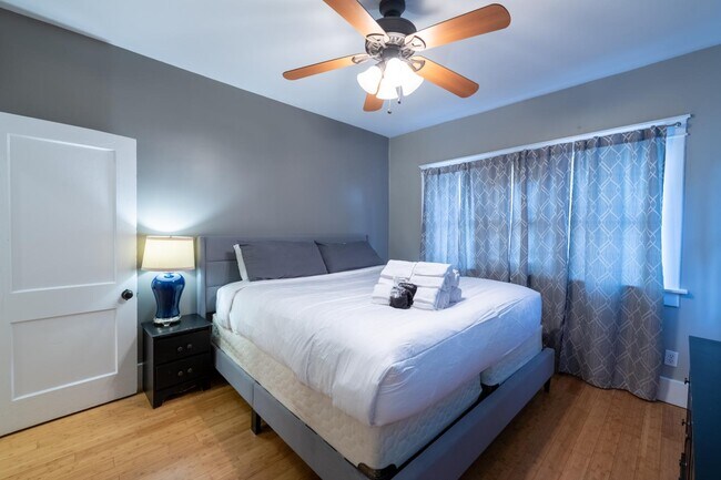 Building Photo - 902 Marquette Ave NW