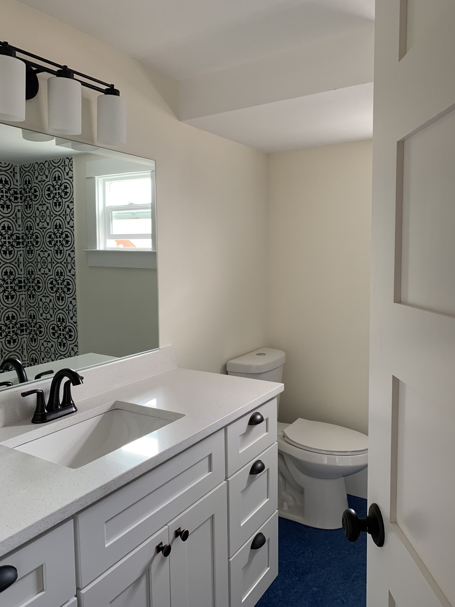 Main floor family bathroom - 445 NE 68th Ave