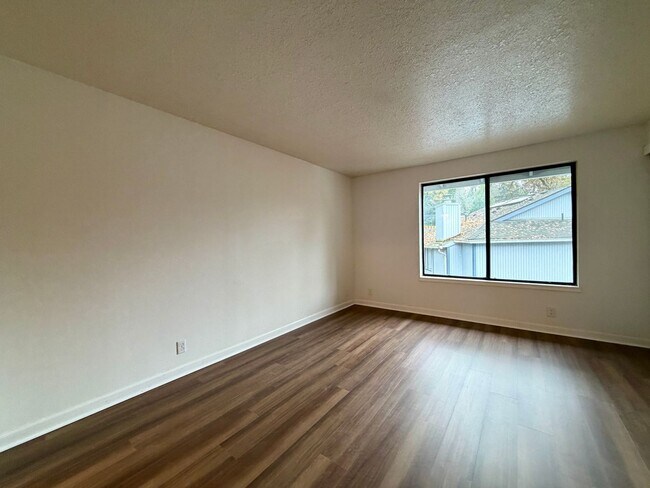 Building Photo - **TWO WEEKS FREE RENT** Updated Townhouse in the Heart of Garden Home~ New LVP Flooring~ Washer/D...