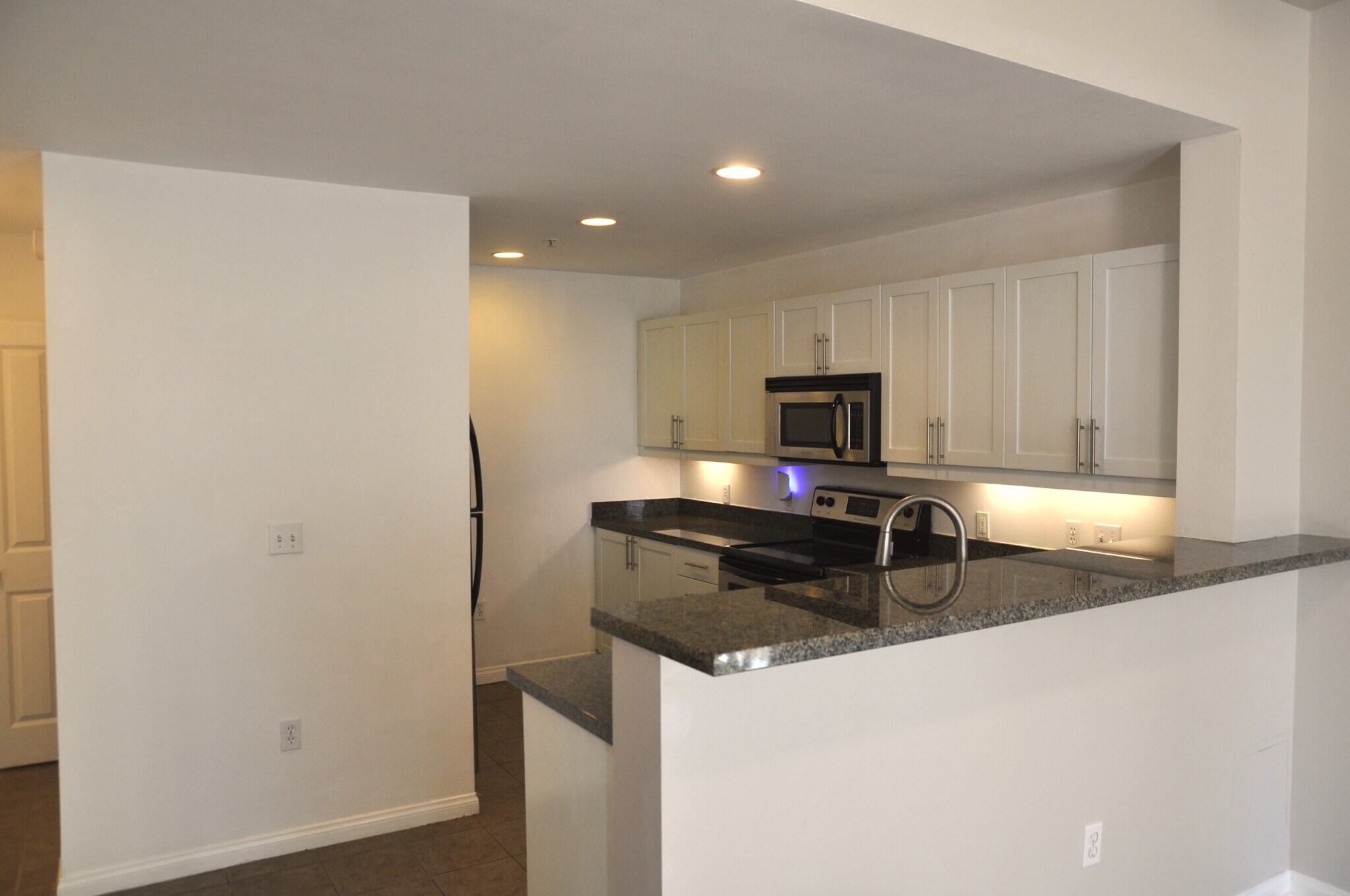 Kitchen - 253 10th Ave