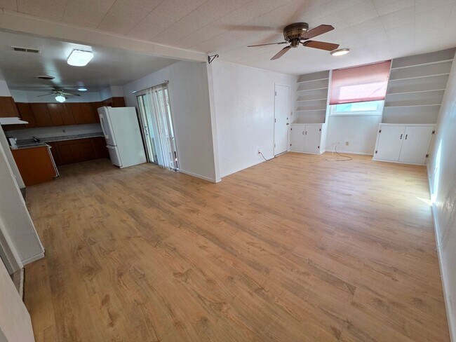 Building Photo - Spacious 3/4 bedroom, 2 bath home beautifu...