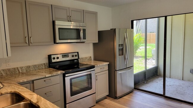 Building Photo - Annual UNfurnished renovated ground floor ...