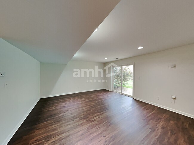 Building Photo - 7184 Kenyon Dr
