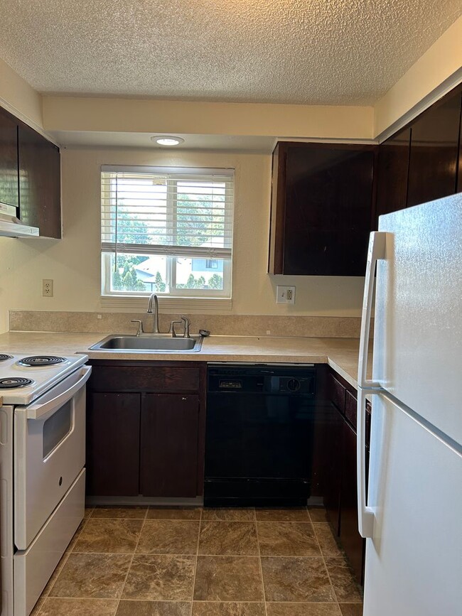 Building Photo - (905) Draper Apartments - 2 Bedroom / 1 Bath