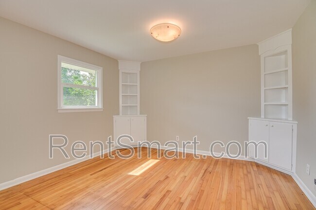 Building Photo - 202 Spring Dr