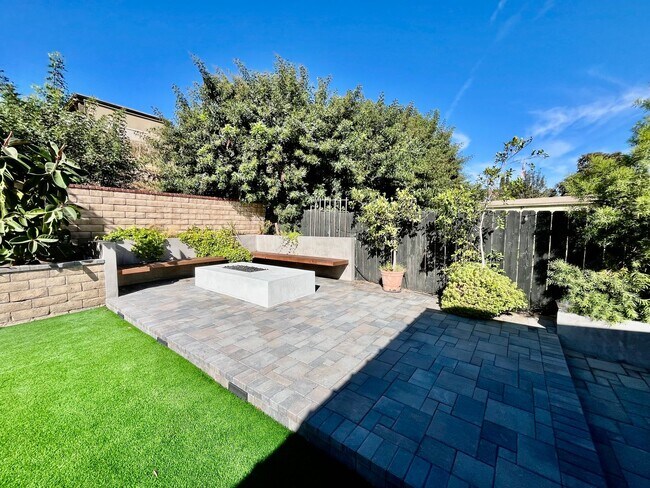 Building Photo - Updated 4B 2BA Home in Paradise Hills w/ S...
