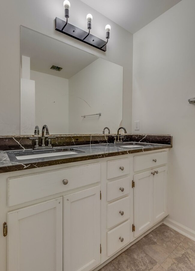 Building Photo - 3 Bed, 2 Bath Home in Prime Sylvan Park Lo...