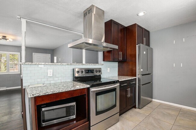Building Photo - 4 Bedroom 2 Bathroom House-Available NOW!