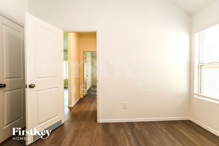 Building Photo - 932 Pickering Oak Row