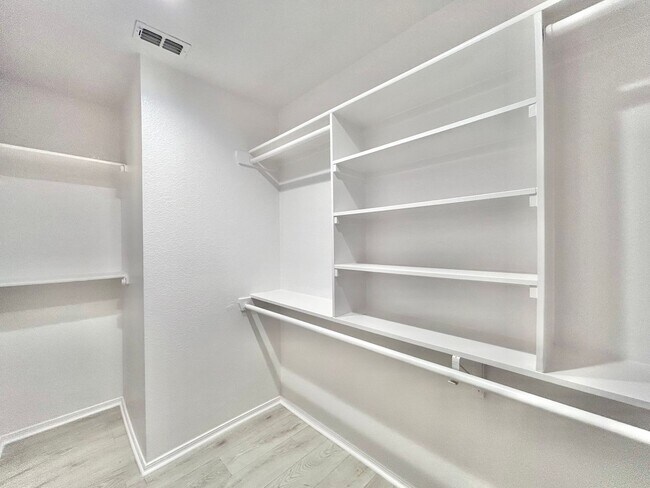 Building Photo - Beautiful 3/BR 2.5/BA Home with Modern Fin...