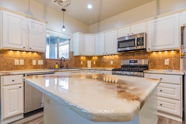 Building Photo - Beautiful 3 Bed 2 Bath Home