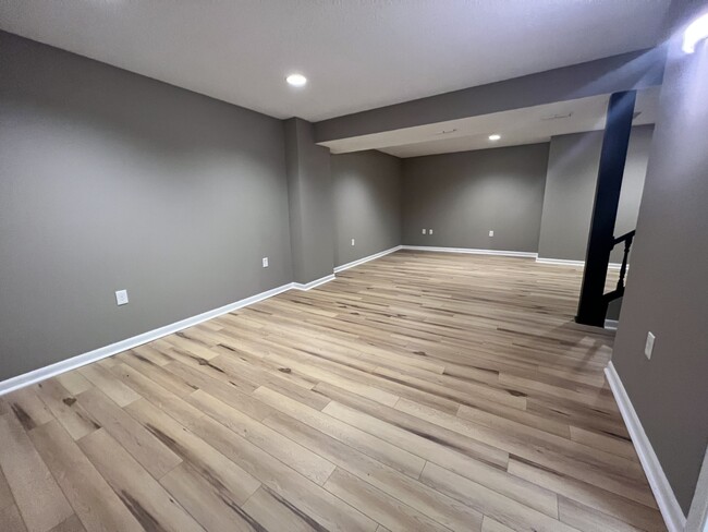 Building Photo - 2025 Canby Hills Rd