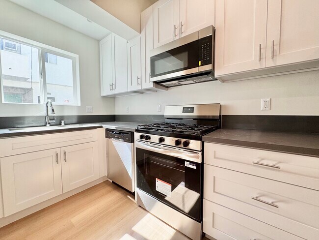 Building Photo - 1135 S Doheny Dr