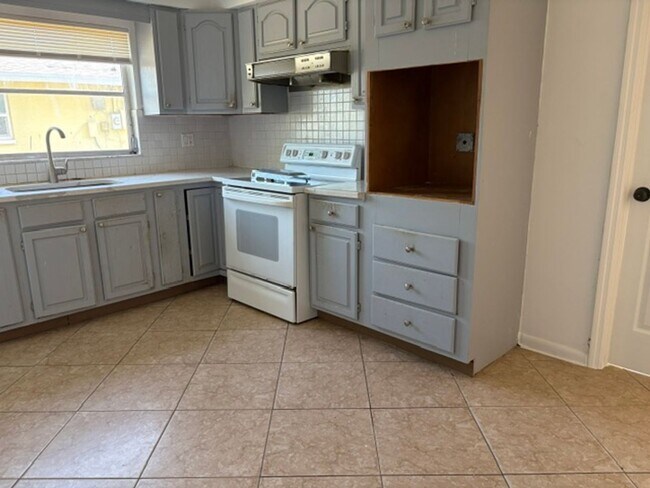 Building Photo - Charming 2-Bedroom Ranch in Cape Coral’s B...