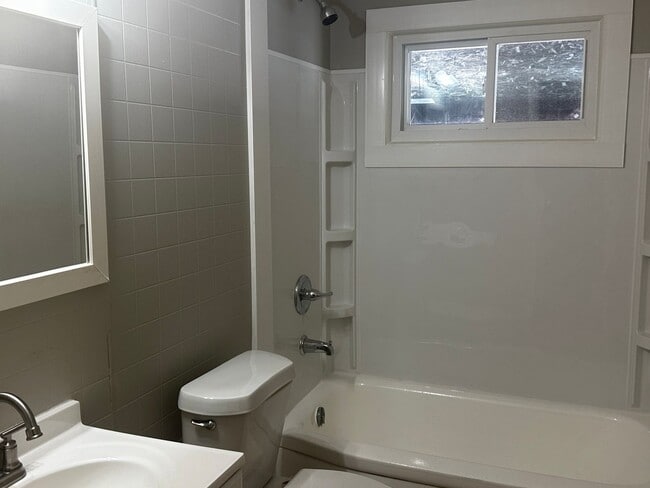 Building Photo - BEAUTIFUL 3 BEDROOM HOME