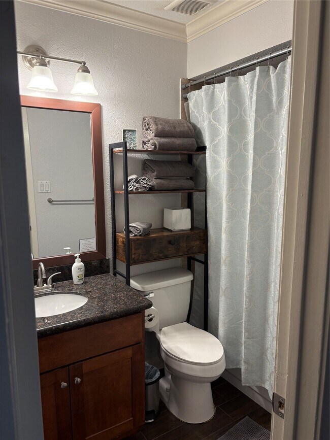 Building Photo - 732 Memorial Mews St