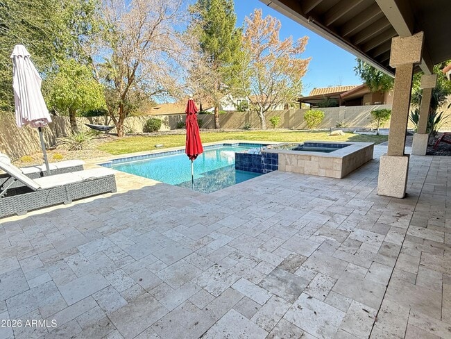 Building Photo - 902 W Sherri Dr