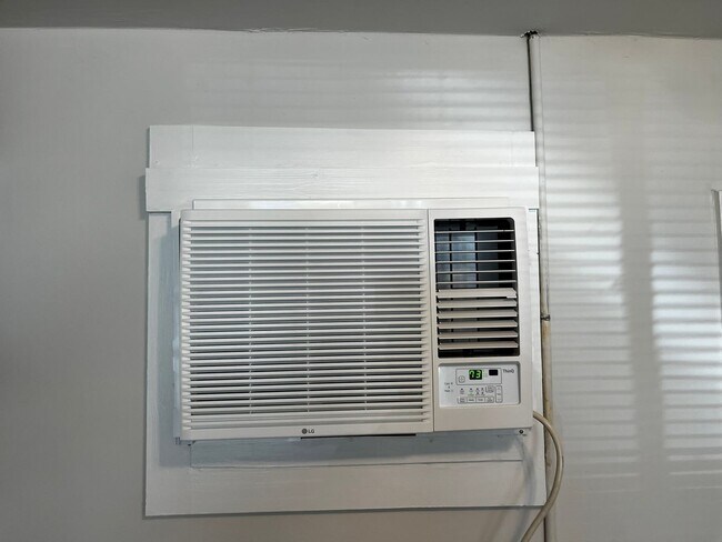 Building Photo - Newly Renovated Unit!