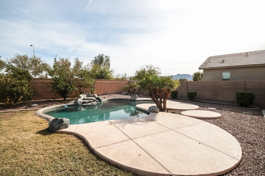 Building Photo - 6303 S 43rd Dr