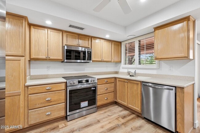 Building Photo - 12433 W Fieldstone Dr