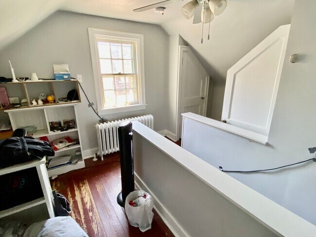 Building Photo - 8/1 Fantastic Location. Fenced Yard. 4 bed...