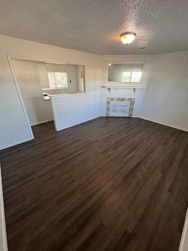 Building Photo - NEWLY REMOLDED 2 BED HOME LOCATED OFF OF GRAND Ready for move in!!!