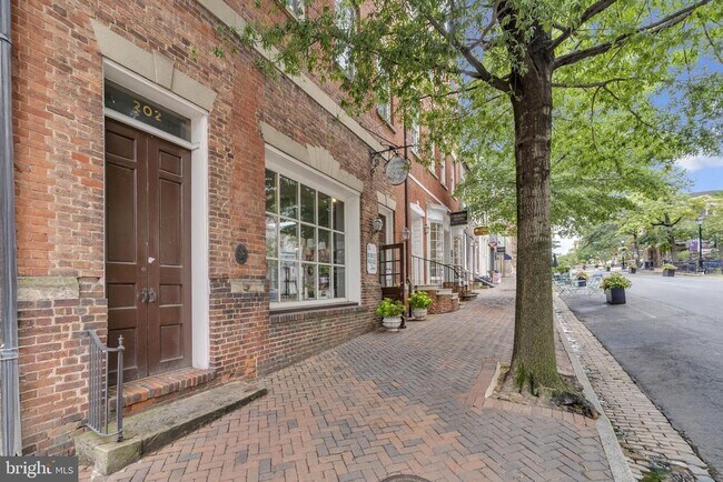 Building Photo - 718 S Washington St